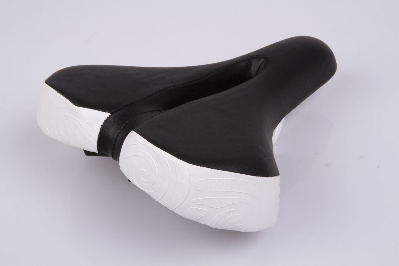 Седло 246x203mm, w/black trim, w/white rails,