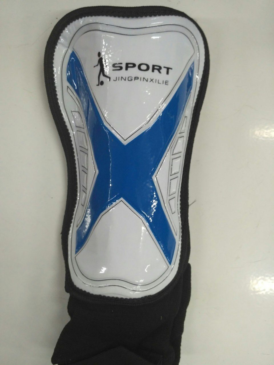 Щитки футбольные,